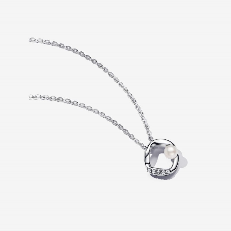 Collana Cerchio Linea Sinuosa con Perla d'Acqua Dolce Coltivata e Pavè-393303C01 Collana Cerchio Linea Sinuosa con Perla d'Acqua Dolce Coltivata e Pavè-393303C01